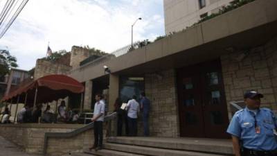 Decenas de hondureños llegan a diario a la embajada para solicitar la visa.
