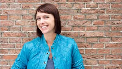 'El reto es que te des cuenta que eso no es un problema, a menos que te relaciones con alguien que por su edad ya no pueda tener hijos biológicos y tú quieras tenerlos', le dice la Doctora Corazón (foto dramatizada).