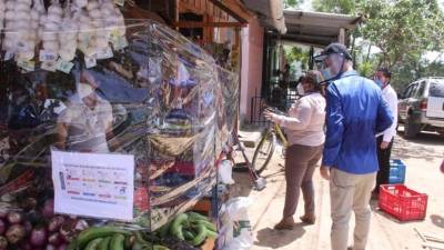 Autoridades de Sinager durante la inspección.