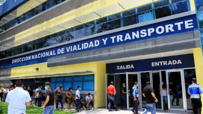 Conductores hacen fila afuera del nuevo edificio de la Direcciónde Vialidad, en el sector calpules.