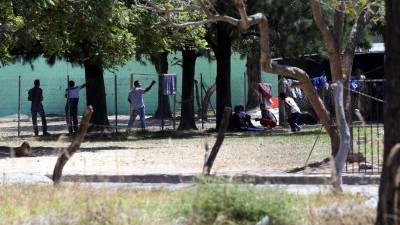 La Policía afirma que es muy peligroso llevar a los Chirizos adentro, porque los 18 pueden meterse otra vez y ahí no van a estar los policías ni militares para darles seguridad.