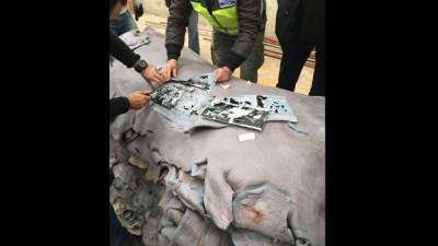 Paquetes de cocaína ocultos en un cargamento de pieles. / Policía