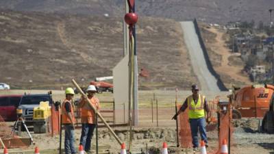 Unos obreros trabajan en la construcción de los prototipos del muro fonterizo. EFE