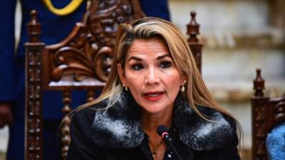 La presidenta interina boliviana, Jeanine Anez, habla durante una conferencia de prensa en La Paz. Foto AFP