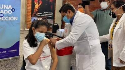 El doctor Roberto Cosenza aplicando una dosis contra el coronavirus.