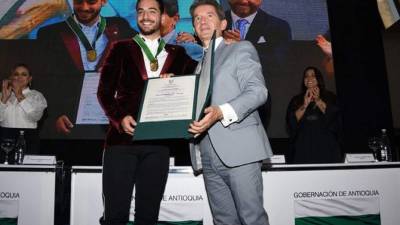 La premiación del cantante fue objeto de comentarios en medios de comunicación y redes sociales.