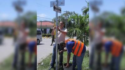 El alcalde Armando Calidonio supervisó ayer la instalación de las señales en la 2 calle. Foto: Cristina Santos