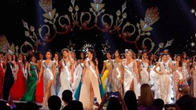 Las candidata posan con traje de noche durante la ronda preliminar de Miss Universo 2018, en Bangkok, Tailandia. Foto: EFE