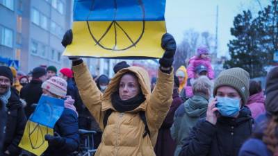 La gente se manifiesta contra la invasión rusa de Ucrania frente a la embajada rusa en Helsinki, Finlandia.