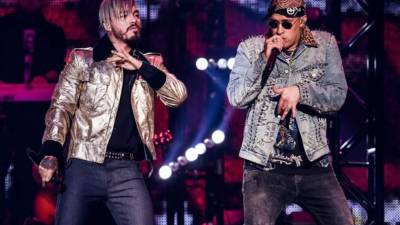En la imagen, el cantante colombiano J Balvin (i) junto al puertorriqueño Bad Bunny (d).