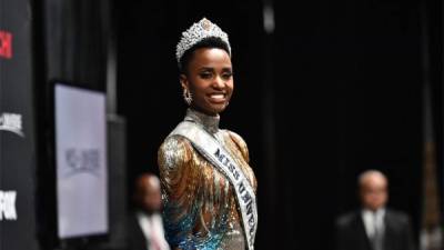 La sudafricana Zozibini Tunzi se convirtió en la mujer más bella del mundo después de levantar la corona de Miss Universo 2019.