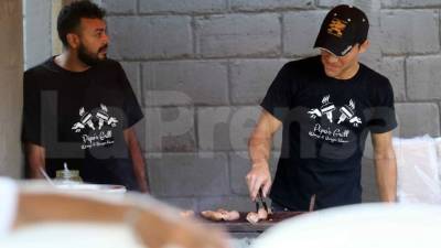 Cristopher Anariba no perdió la oportunidad para vender sus asados en el estadio Humberto Micheletti. Foto Delmer Martínez