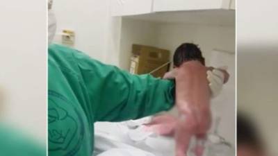 El video del recién nacido caminando ha sido tendencia en las redes sociales.