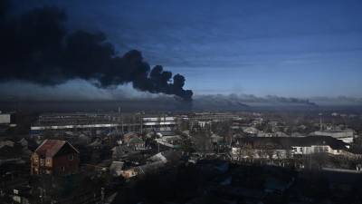Humo negro sale de un aeropuerto militar en Chuguyev, cerca de Kharkiv, el 24 de febrero de 2022 .