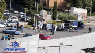 Forenses en el lugar después de que la caravana se incendiase en el barrio de Centocelle, en Roma (Italia). EFE