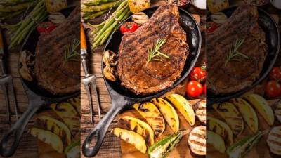 Siempre teniendo en cuenta el grosor de cada corte, será imprescindible utilizar sal gruesa. Se la coloca en ambos lados de la pieza de carne, que deberá ser masajeada suavemente para permitir una mejor distribución de la sal. Al ser gruesa, salará el trozo a lo largo de la cocción y, en muchos casos, quedará visible cuando llegue a la mesa.