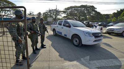 Soldados montan guardia afuera de la prisión Guayas.