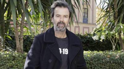 Pau Donés Cirera ​fue un cantante, guitarrista y compositor español conocido por ser el vocalista del grupo musical Jarabe de Palo.