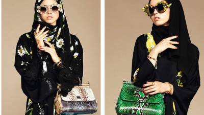 Las modelos lucen ataviadas con hiyab (velo) y con largas túnicas hasta los pies.