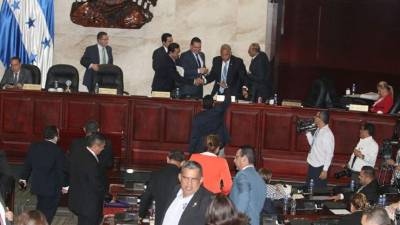 Los diputados de Libre volvieron a protestar caldeadamente porque se rechazó la moción para interpelar a Teodoro Bonilla.