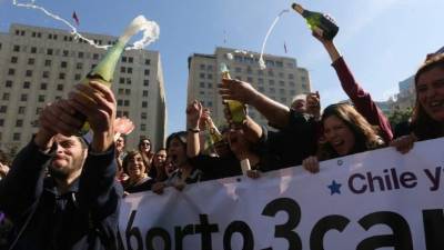 Manifestantes proaborto esperan un cambio en la ley de aborto.