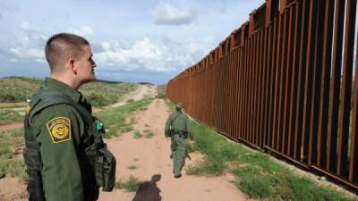 El magnate afirmó que en algunas partes de la frontera, talvez, solo levante un cerco. AFP.