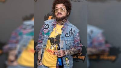 La británica Rita Ora impactó con su personificación de Post Malone. La cantante lució la misma cabellera rizada y los tatuajes del rapero estadounidense.