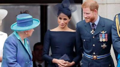 La reina Isabel II habría quitado la foto de los duques de Sussex de su oficina debido a su descontento por las quejas de la pareja en su última entrevista.