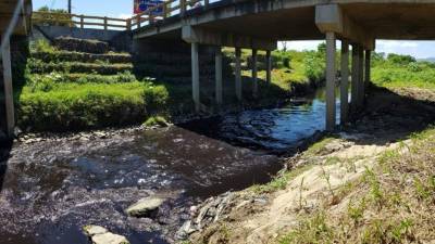 A canales como el tufoso caen las aguas servidas.