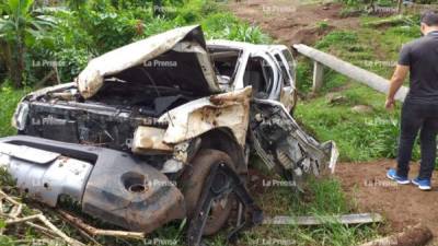 Así quedó el vehículo en que se conducían los tres hombres tras el trágico accidente vial.