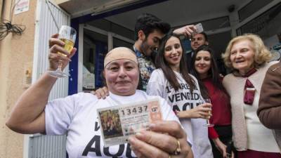 Margarita Cedeño Buste, de nacionalidad ecuatorina muestra el décimo del gordo de navidad que lleva comprando desde hace 7 años.