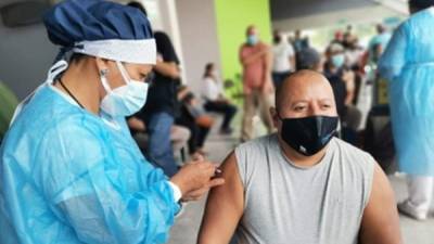 Un ciudadano siendo vacunado por personal sanitario.