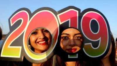 Las niñas indias posan para fotografías mientras participan en las celebraciones de Año Nuevo en Bhopal, India, el 31 de diciembre de 2018.