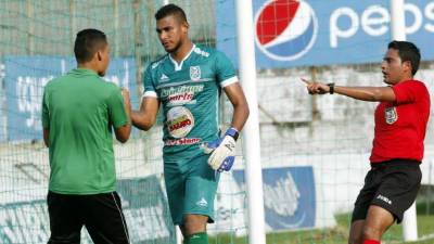 Yuriel Martínez al momento de informarle a José Calderón donde tiraría el penal Nicolás Cardozo. Foto Neptalí Romero