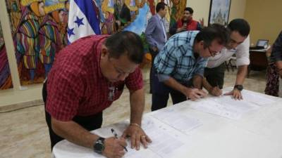 Jorge Lanza, transportista, firmando el acuerdo con el Gobierno.
