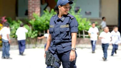 Una policía patrulla en una zona escolar de San Pedro Sula, aunque sus labores se extienden a varias áreas.