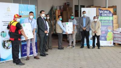 Funcionarios de Gobierno recibiendo el nuevo lote de dosis en la capital.