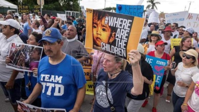 ELX01. WILMINGTON (NC, EE.UU.), 12/09/2018. Personas evacúan antes de la llegada prevista del Huracán Florence y buscan refugio hoy, miércoles 12 de septiembre de 2018, en la Burgaw Middle School, en Burgaw, Carolina del Norte (EE.UU.). La tormenta de catgoría tres podría ser la más fuerte en golpear la costa de Carolina desde el huracán Hugo en 1989. EFE/Caitlin Penna