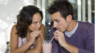 Los gestos y las posturas son una excelente forma de descubrir si esa persona se está fijando en usted o si sencillamente se está autoengañado.