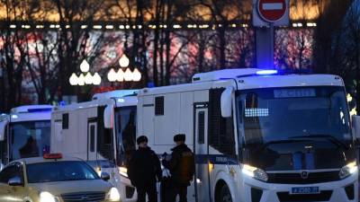 La policía bloquea la plaza Pushkinskaya de Moscú antes de una protesta no autorizada contra la invasión rusa de Ucrania.