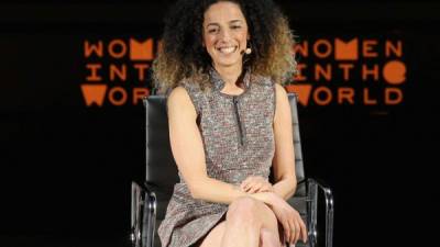 En esta foto de archivo, la periodista Masih Alinejad habla en el escenario de My Stealthy Freedom durante la séptima Cumbre Anual de Mujeres en el Mundo de Tina Brown. Imagen AFP