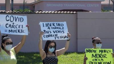 Fotografía de archivo que muestra a manifestantes en contra de los centros de detención del Servicio de Inmigración y Control de Aduanas, en Pompano Beach (Florida, EE.UU,).