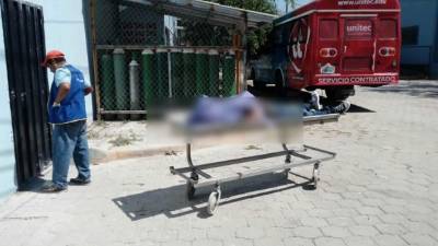 El joven subido ya sin vida en una camilla de un centro asistencial.