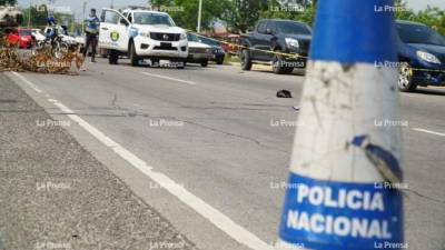 En la calle quedó tirado el cuerpo del joven que cayó del camión.