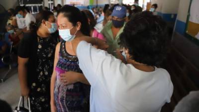 Una ciudadana acudiendo al centro de salud para vacunarse.