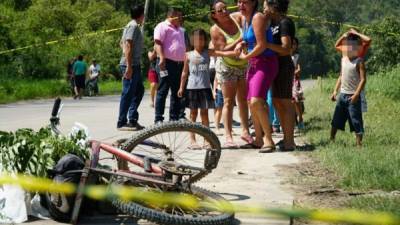 El cuerpo del soldador quedó a un costado de la bicicleta en la que se transportaba.