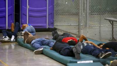 Cientos de menores migrantes permanecen recluidos en los centros de detención de Estados Unidos.
