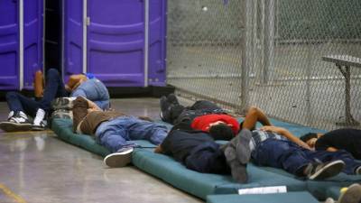Cientos de menores migrantes permanecen recluidos en los centros de detención de Estados Unidos.
