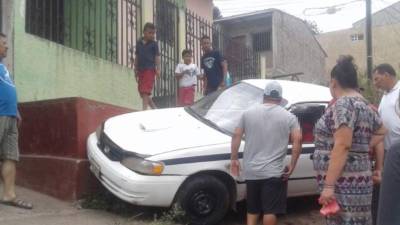Varios curiosos se acercaron a la escena donde quedó el taxista.