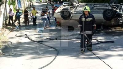 El vehículo dio varias vueltas tras sufrir el impacto.